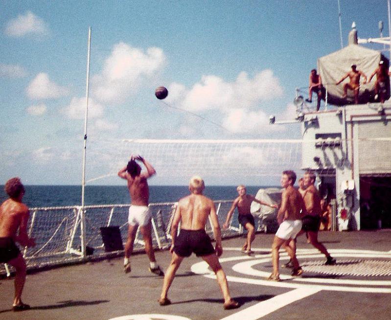 04 -Flight deck Vollyball 1981.jpg